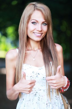 kadın kaldırma başparmak yukarı gülümseyen