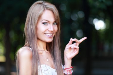 Genç kadın işaret ediyor