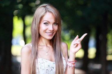 kadın gösteren parmak