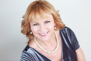 mavi elbiseli şık kadın