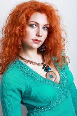 Kızıl saçlı genç kadın.