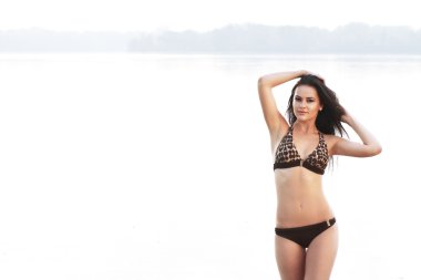 güzel esmer kız mayo