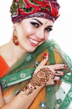 kadın elinde kına ile Arap