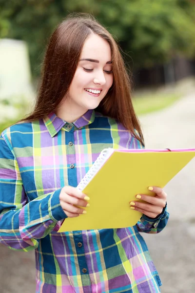 Student tjej utomhus — Stockfoto