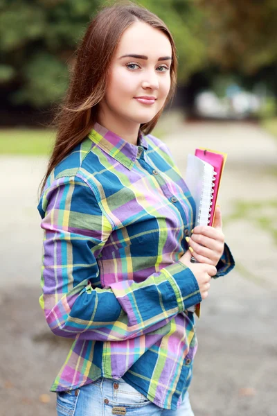 Student tjej utomhus — Stockfoto