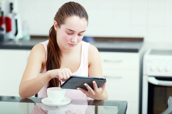 Tablet bilgisayar kullanan genç bir kadın — Stok fotoğraf