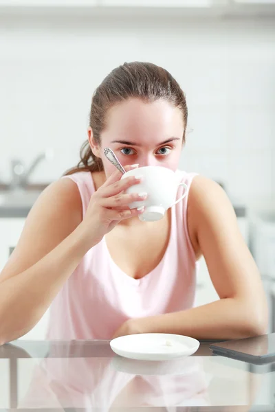 Jonge vrouw die koffie drinkt — Stockfoto