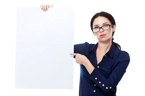 Affärskvinna anläggning blankt papper — Stockfoto