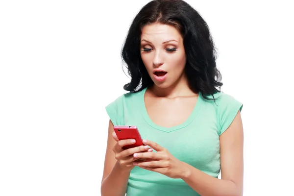 Geschokt vrouw met smartphone — Stockfoto