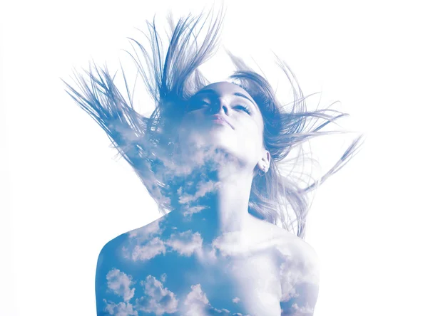 Donna con cielo e nuvole — Foto Stock