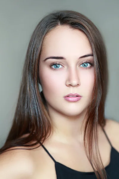 Junge Frau mit blauen Augen — Stockfoto