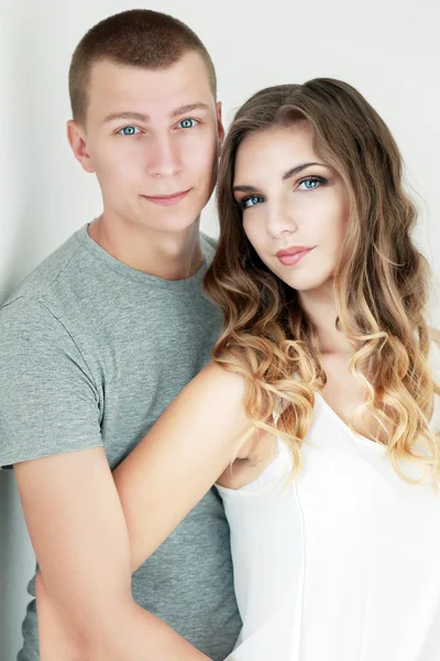 Allegro giovane coppia — Foto Stock