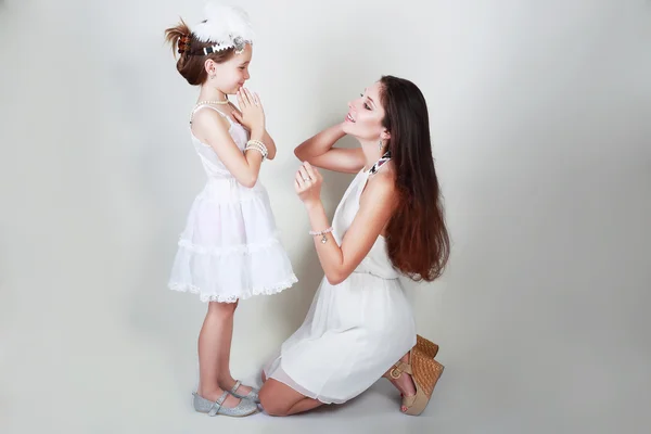 Mother and daughter in same outfits — Stock Photo, Image