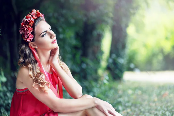 Menina em flores de lótus coroa — Fotografia de Stock