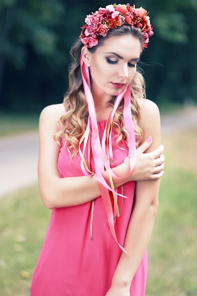 Mädchen in Lotusblumen Krone — Stockfoto