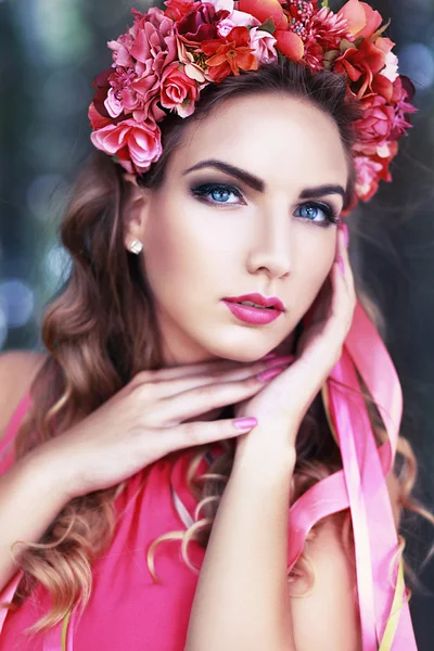 Girl in lotus flowers crown — Stock Photo, Image