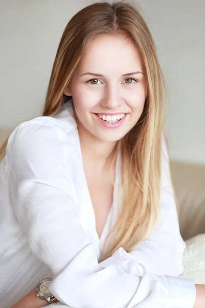 Beautiful woman smiling — Stock Photo, Image