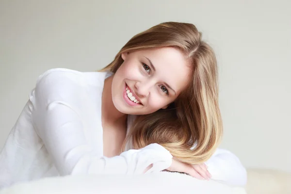 Hermosa mujer sonriendo — Foto de Stock