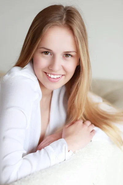 Mulher bonita sorrindo — Fotografia de Stock