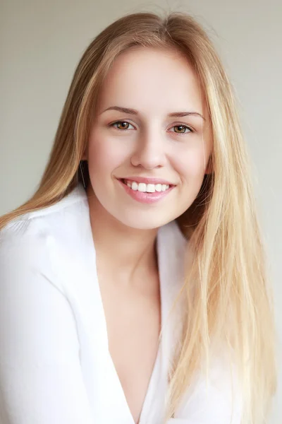 Hermosa mujer sonriendo — Foto de Stock