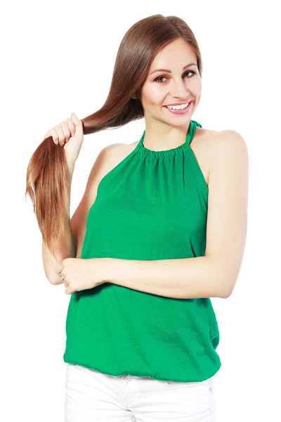 Lächelnde Frau, die ihr Haar berührt — Stockfoto
