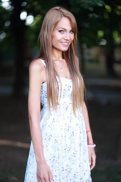 Mujer joven posando en el parque —  Fotos de Stock