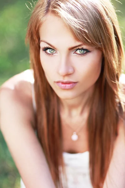 Young Woman Posing in Park — Stock Photo, Image