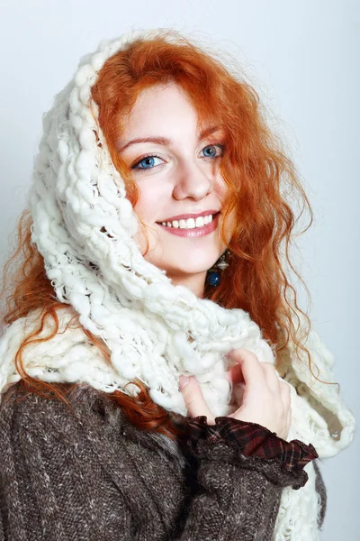 Mujer joven con el pelo rojo —  Fotos de Stock