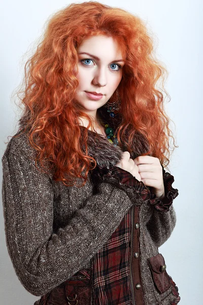 Mujer joven con el pelo rojo —  Fotos de Stock