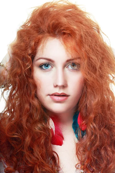 Ung kvinna med rött hår — Stockfoto