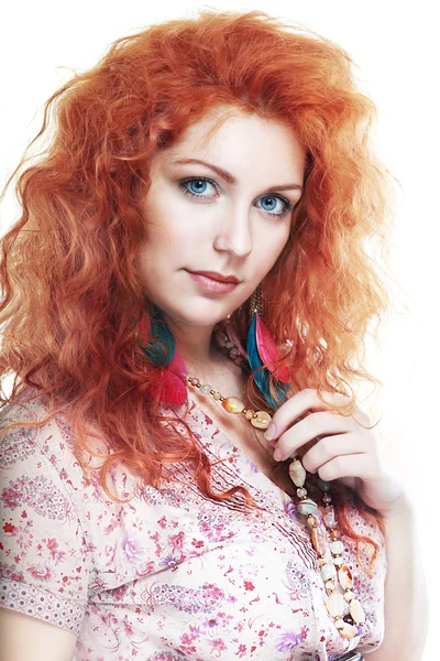 Mujer joven con el pelo rojo — Foto de Stock