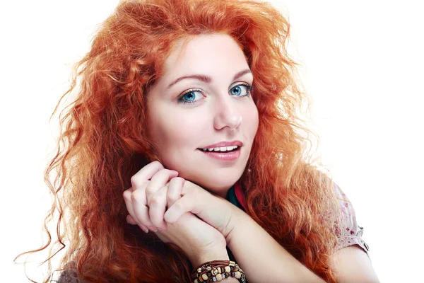 Mujer joven con el pelo rojo — Foto de Stock