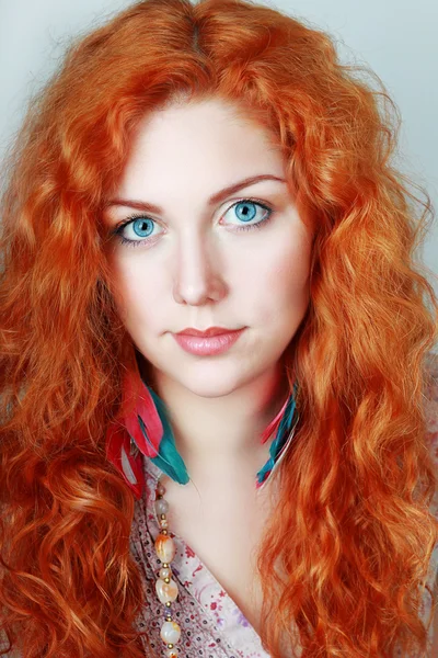 Mujer joven con el pelo rojo —  Fotos de Stock