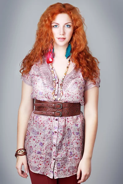 Молодая женщина с рыжими волосами — стоковое фото
