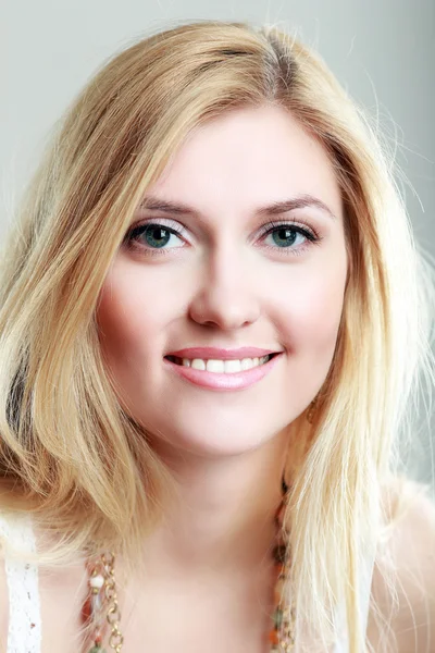 Junge blonde Frau — Stockfoto