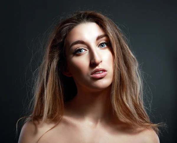 Mujer joven con el pelo largo — Foto de Stock