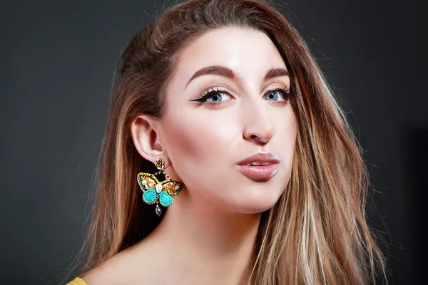 Prachtvolle Frau mit Ohrringen — Stockfoto