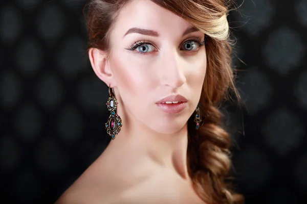 Prachtige vrouw in luxe oorbellen — Stockfoto
