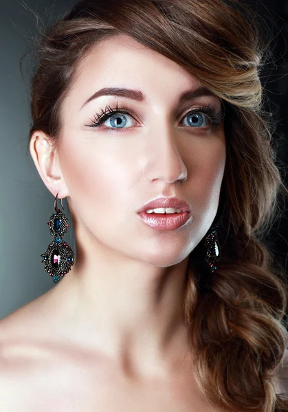 Prachtvolle Frau mit luxuriösen Ohrringen — Stockfoto