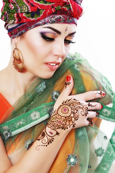 Indiase vrouw met henna op hand — Stockfoto