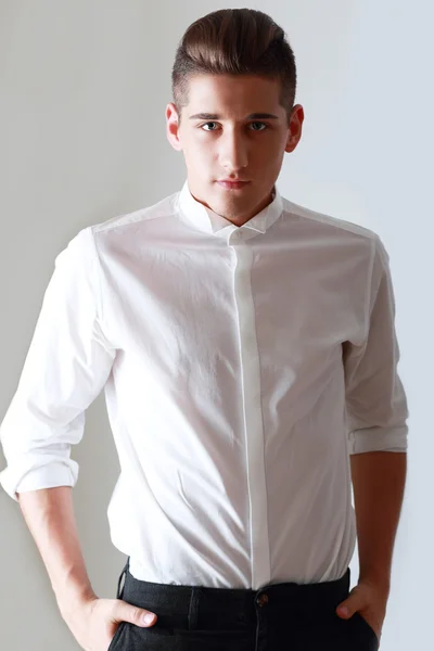 Jongeman in wit shirt — Stockfoto