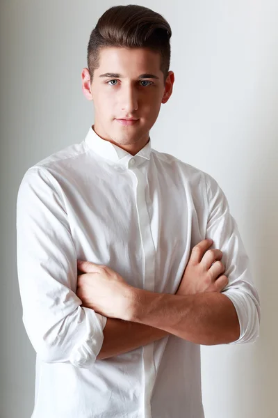 Hombre joven con camisa blanca —  Fotos de Stock