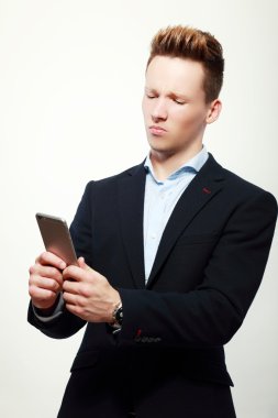 Telefon ile yakışıklı işadamı