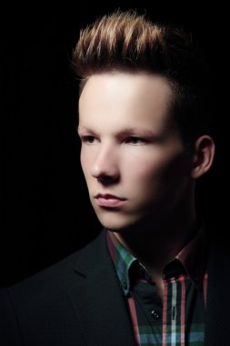 yakışıklı genç yüzü