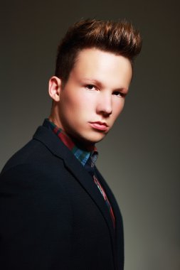 yakışıklı genç yüzü