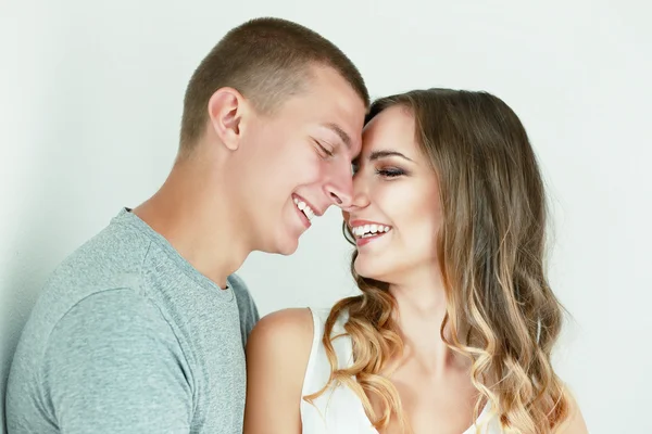 Jovem casal alegre — Fotografia de Stock