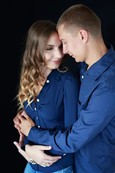 Junges verliebtes Paar posiert — Stockfoto