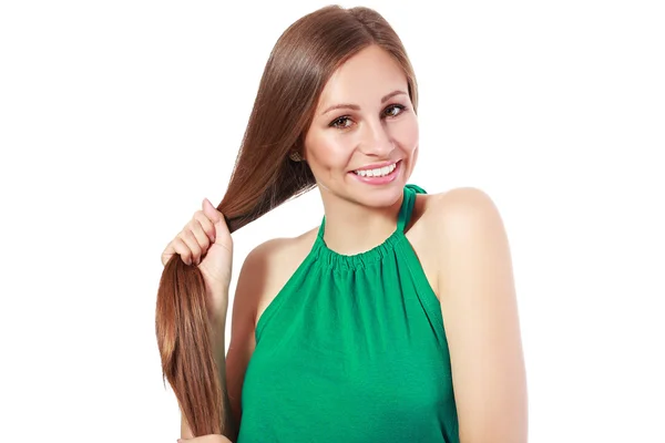 Lächelnde Frau, die Haare berührt — Stockfoto
