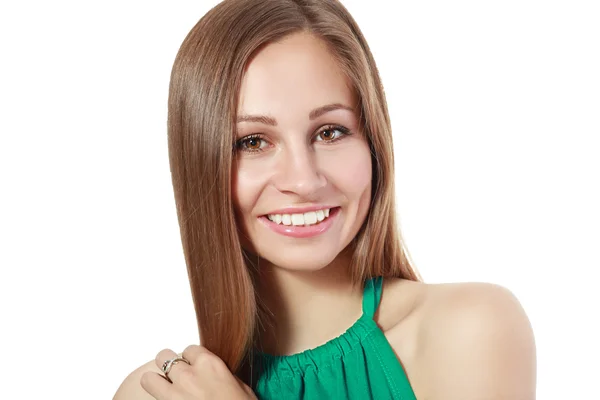 Mulher sorridente tocando o cabelo — Fotografia de Stock