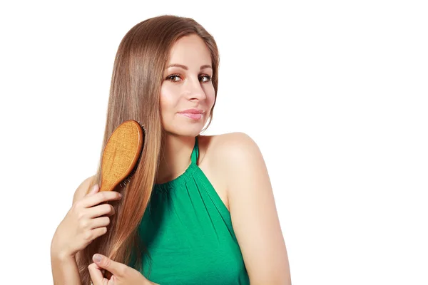 Donna attraente spazzolatura dei capelli — Foto Stock